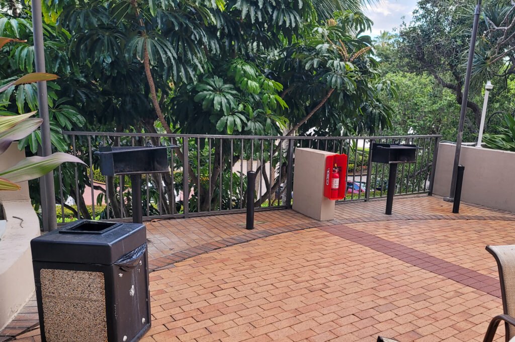 What happened to 2 barbecues? / ¿Qué pasó con las dos barbacoas?